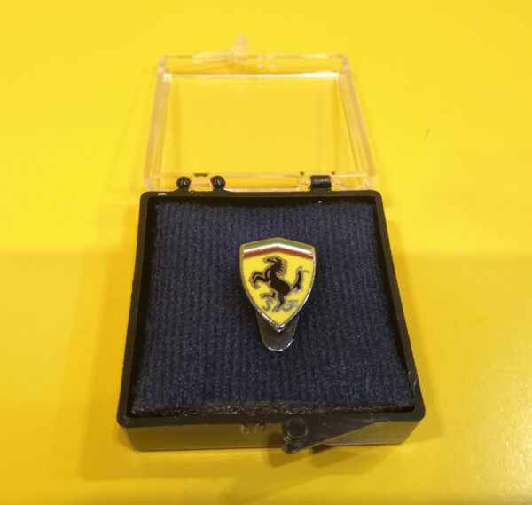 Spilla OMEA da Bavero Smaltata Ferrari 1.5 cm in Metallo