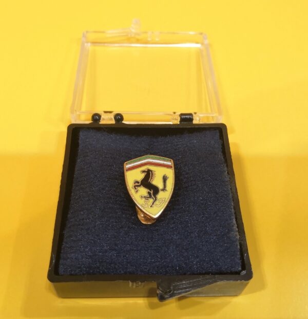 Spilla OMEA da Bavero Smaltata Ferrari 1.5 cm in Ottone