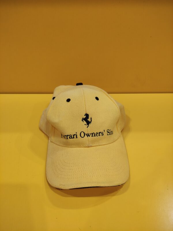 Cappellino e Gagliardetto Ferrari Owner's Club - immagine 2