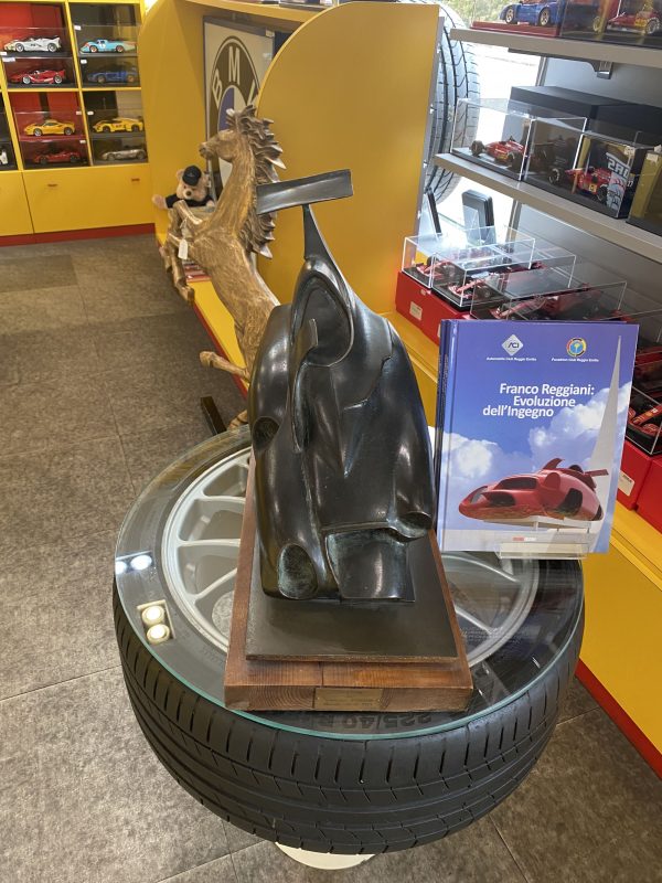 Franco Reggiani scultura in bronzo Evoluzione 50° Scuderia Ferrari 1979 - immagine 9