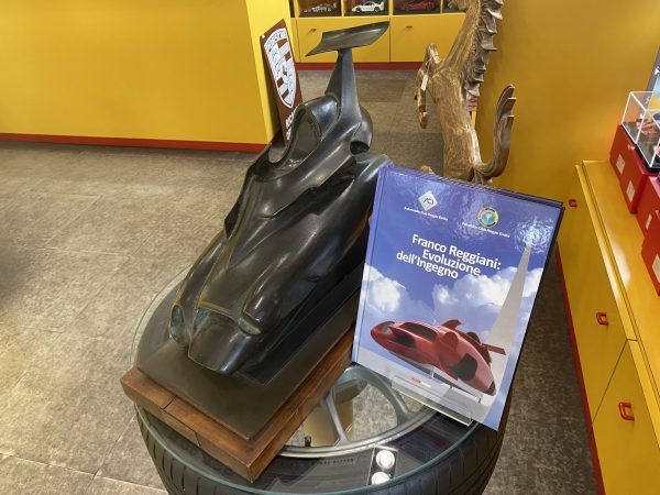 Franco Reggiani scultura in bronzo Evoluzione 50° Scuderia Ferrari 1979 - immagine 8