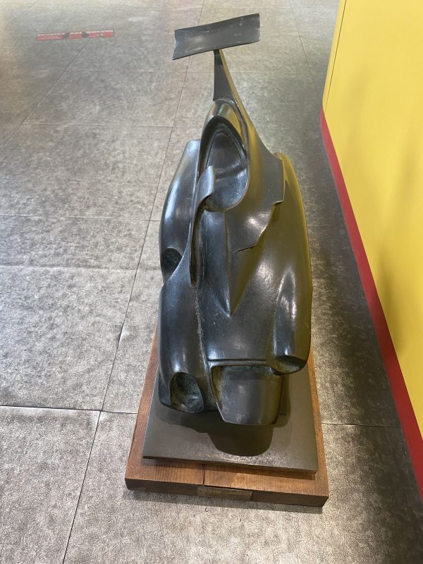Franco Reggiani scultura in bronzo Evoluzione 50° Scuderia Ferrari 1979 - immagine 6