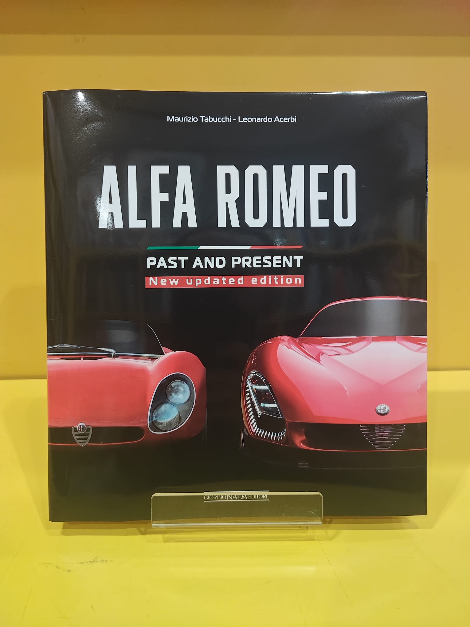 Alfa Romeo past and present (New updated edition) - Maurizio Tabucchi & Leonardo Acerbi